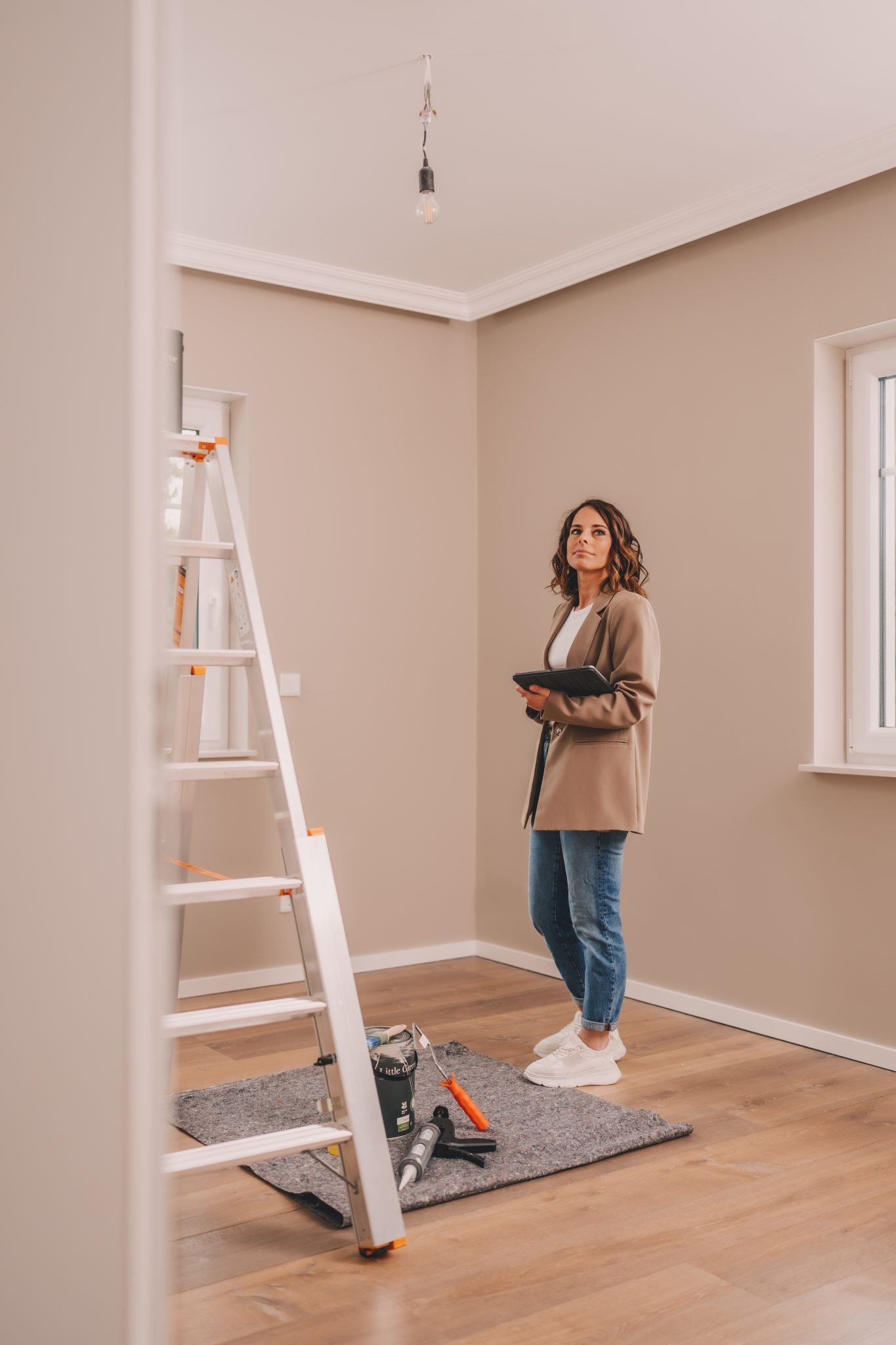 Viktoria Semmler INTERIORS bei der Qualitätskontrolle von Malerarbeiten während eines Full-Service Projekts