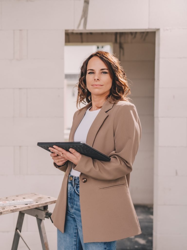 Interior Designer Viktoria Semmler ist auf einer Baustelle bei Berlin im Rahmen eines Full-Services Interior Design Projekts