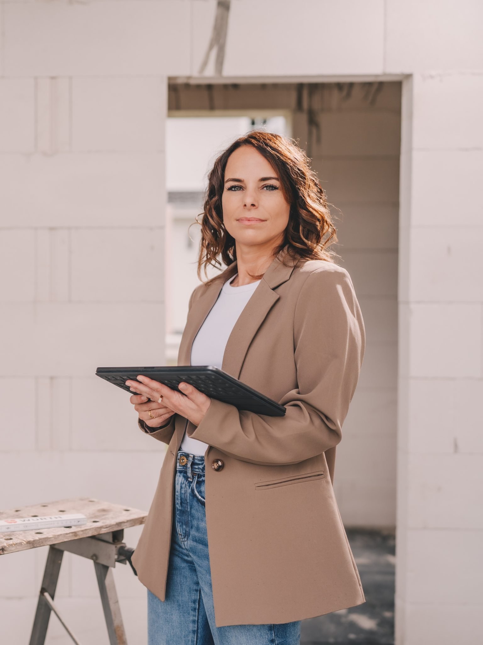 Interior Designer Viktoria Semmler ist auf einer Baustelle bei Berlin im Rahmen eines Full-Services Interior Design Projekts
