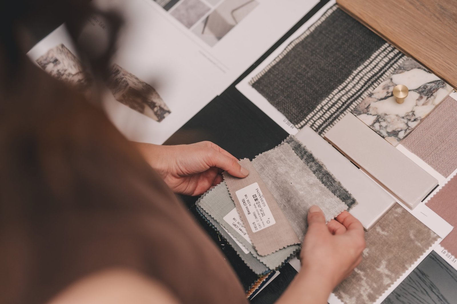 Materialauswahl für ein Interior Design Konzept mit Stoffen, Fliesen, Naturstein und Holz in natürlichen Farbtönen