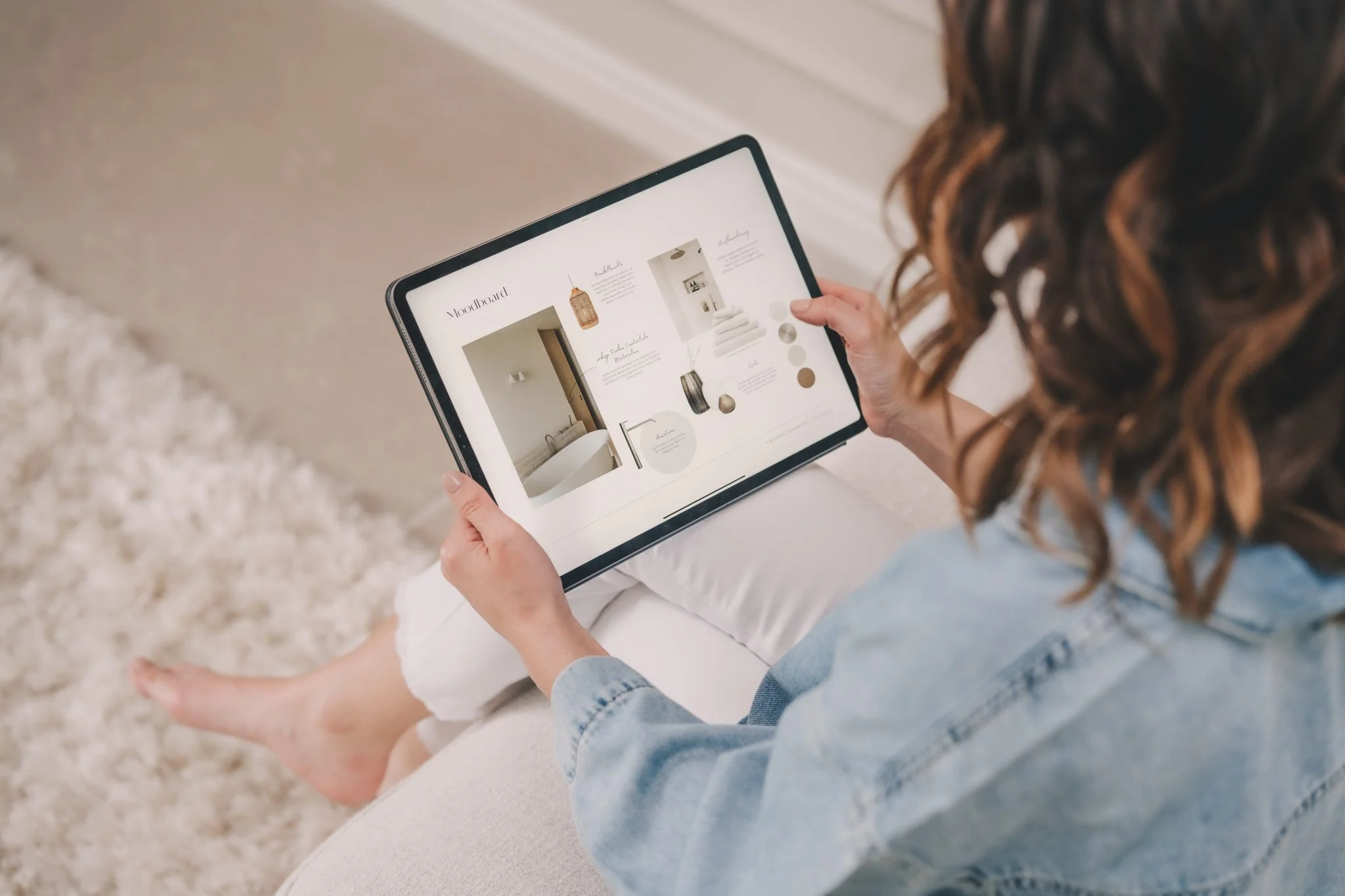 Moodboard-Ansicht eines Interior Design Konzepts für ein Badezimmer auf dem Tablet von Viktoria Semmler