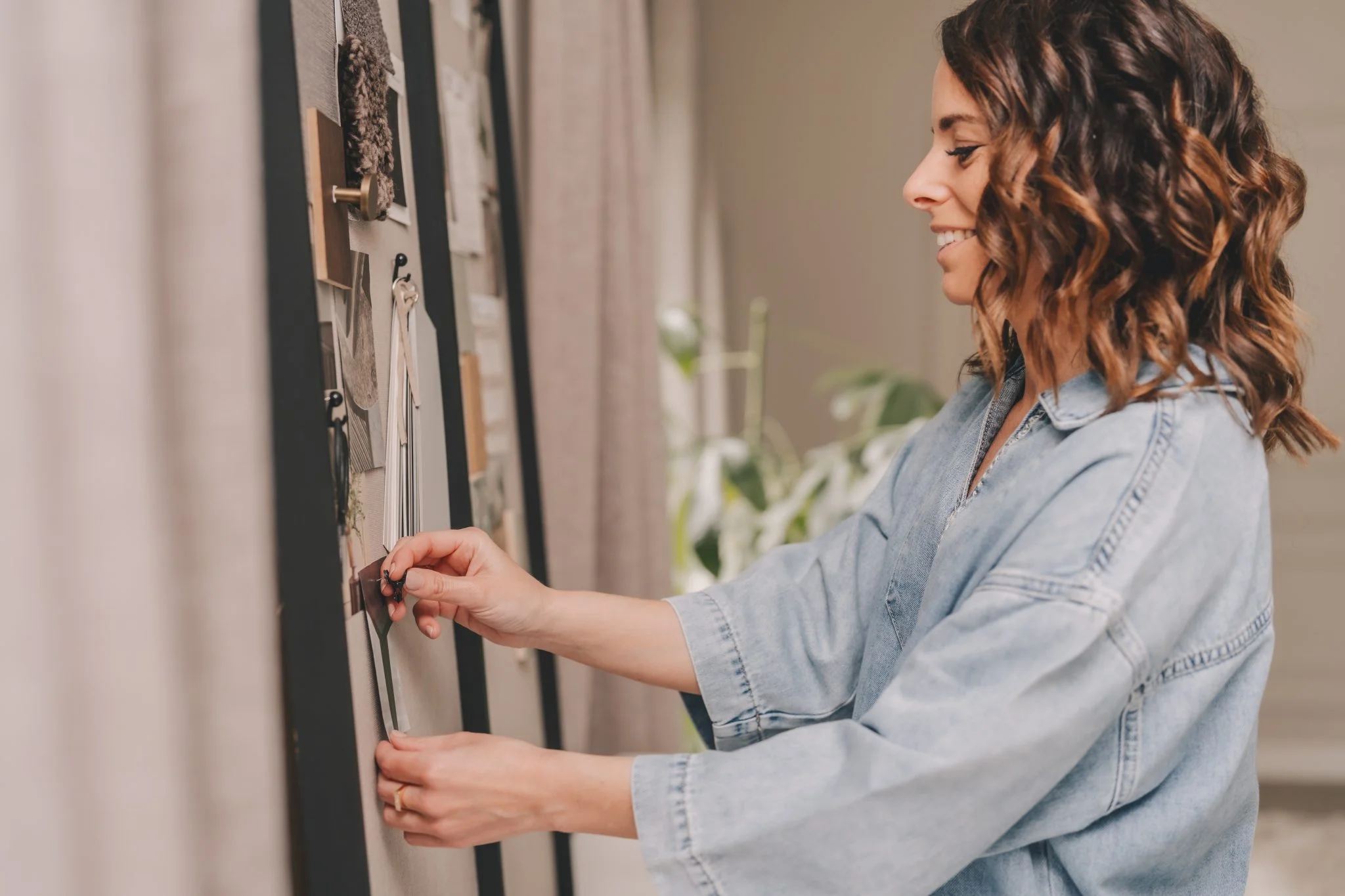 Viktoria Semmler INTERIORS arbeitet an einer Moodboard-Pinnwand zur Visualisierung eines Interior Design Konzepts